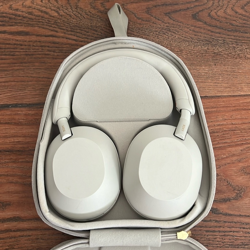 Sony - WH-1000XM5 Wireless Noise-Canceling Over-the-Ear Headphones - Silver